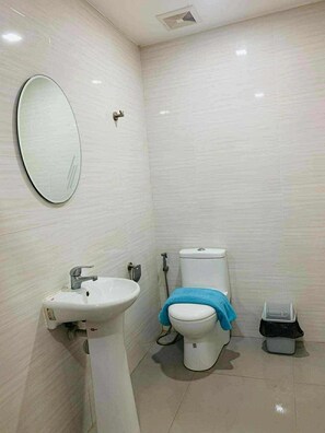 Bidet, Handtücher, Seife, Toilettenpapier