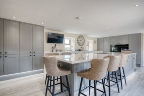 冰箱、微波炉、烤箱、炉灶