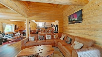 Una televisión, una chimenea