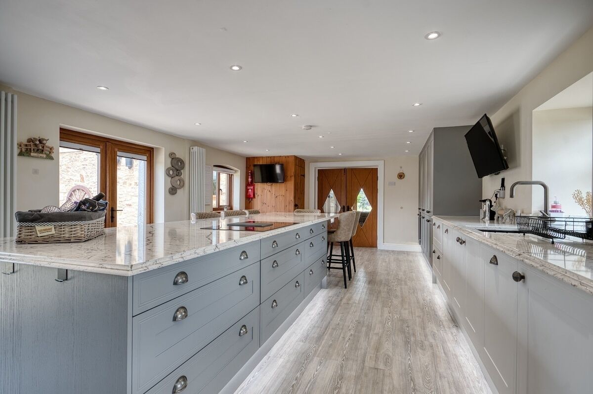 ثلاجة، ميكروويف، فرن، موقد طهي مسطح