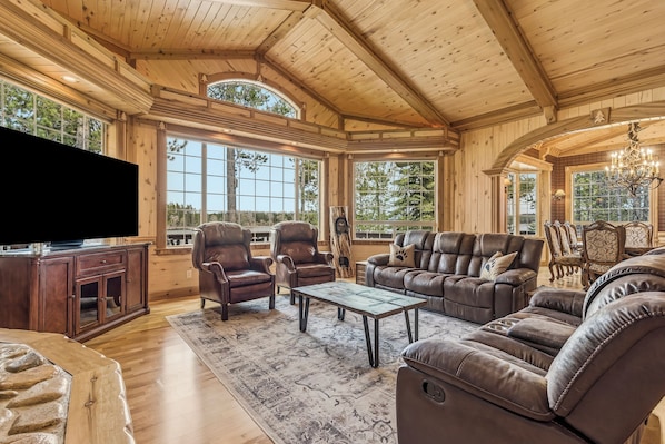 Smart TV, fireplace