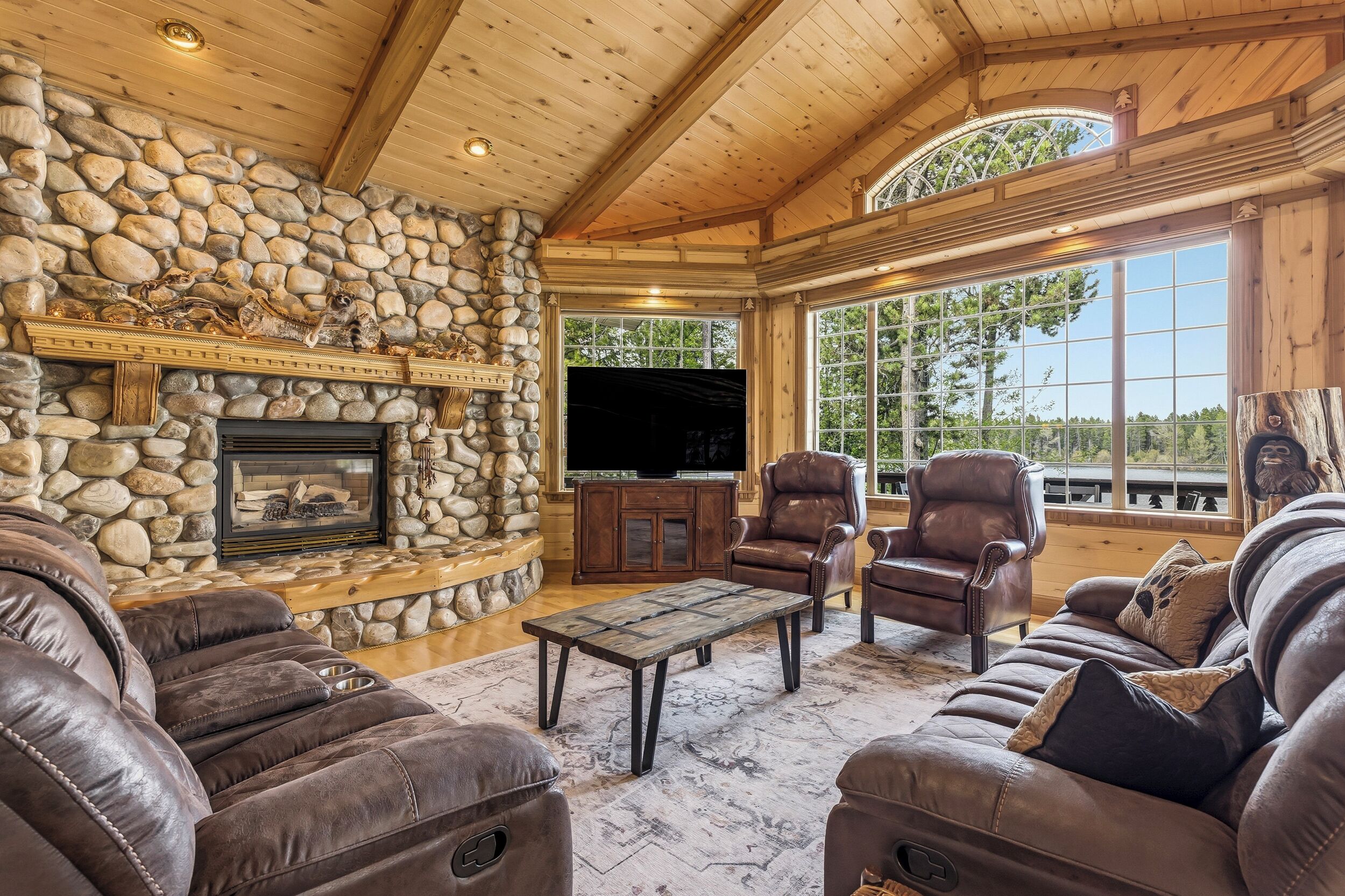 Smart TV, fireplace