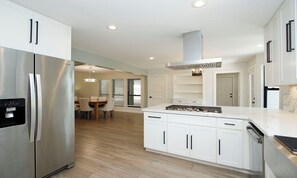 冷蔵庫、電子レンジ、オーブン、コンロ