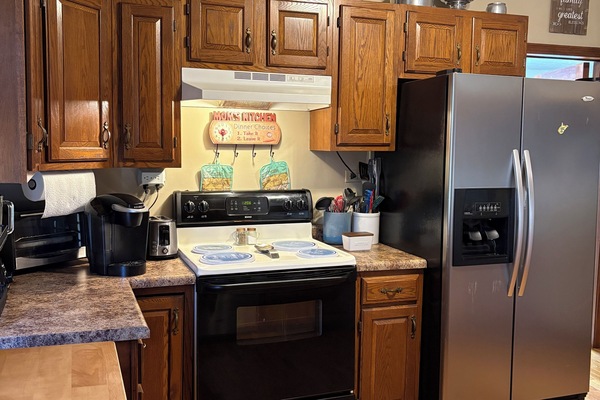 Een magnetron, een oven, een kookplaat, een vaatwasser