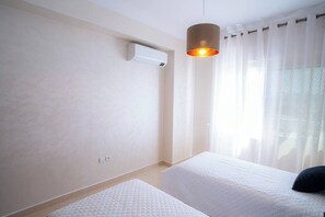 6 bedrooms, iron/ironing board, internet, bed sheets