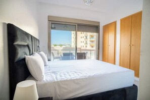 6 bedrooms, iron/ironing board, Internet, bed sheets