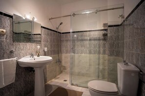 Serviettes fournies, papier toilette