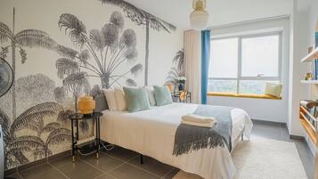 3 bedrooms, desk, iron/ironing board, travel crib