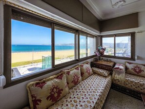 Unclassified image, 2 of 20, button