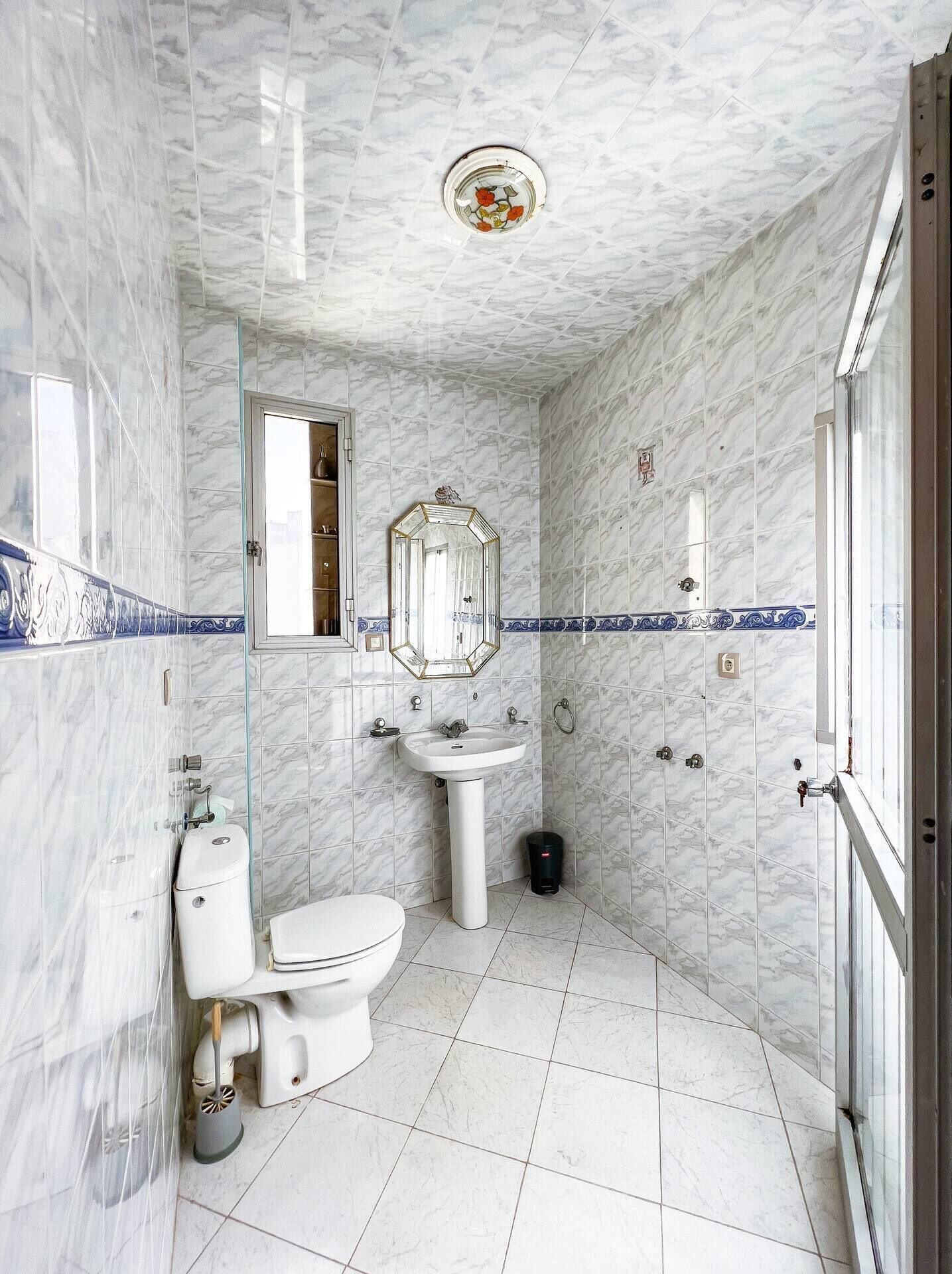 Ein Badezimmer mit Toilette, Waschbecken und Spiegel.