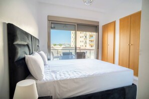 6 bedrooms, travel cot, free WiFi, bed sheets - The perfect coastal getaway, just steps from the beach, with a private balcony, open living area. (Tangier)