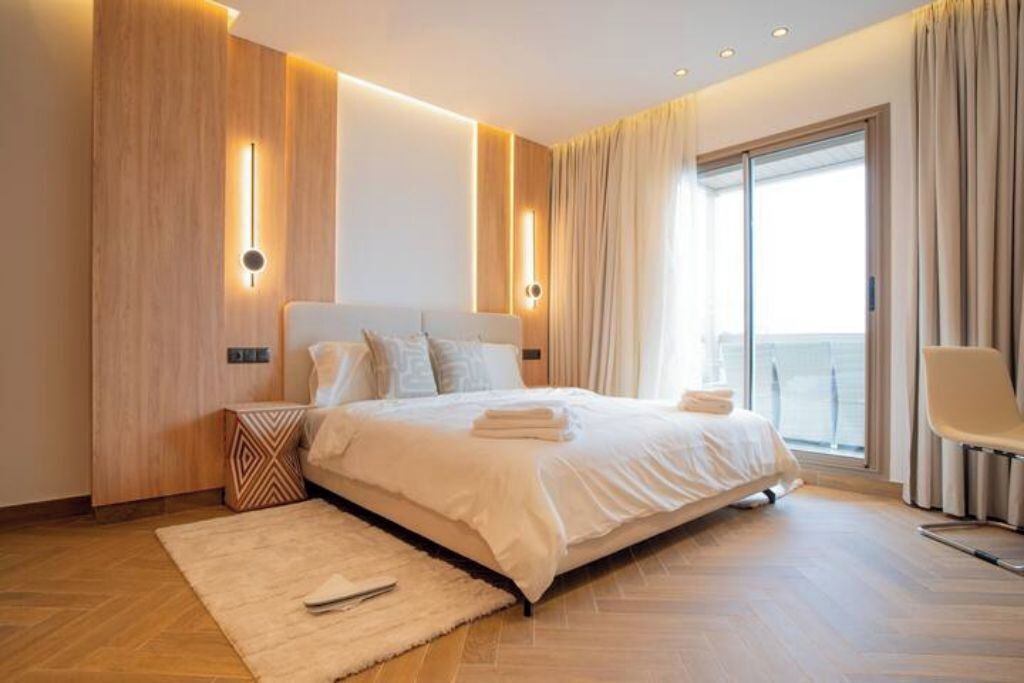 6 عدّة غرف نوم وخدمة الإنترنت وملاءات أسرّة