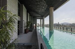 Una piscina al aire libre