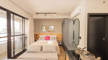 Quarto casal luxo, vista para a cidade | Espaço de trabalho para notebook, Wi-Fi de cortesia, roupa de cama