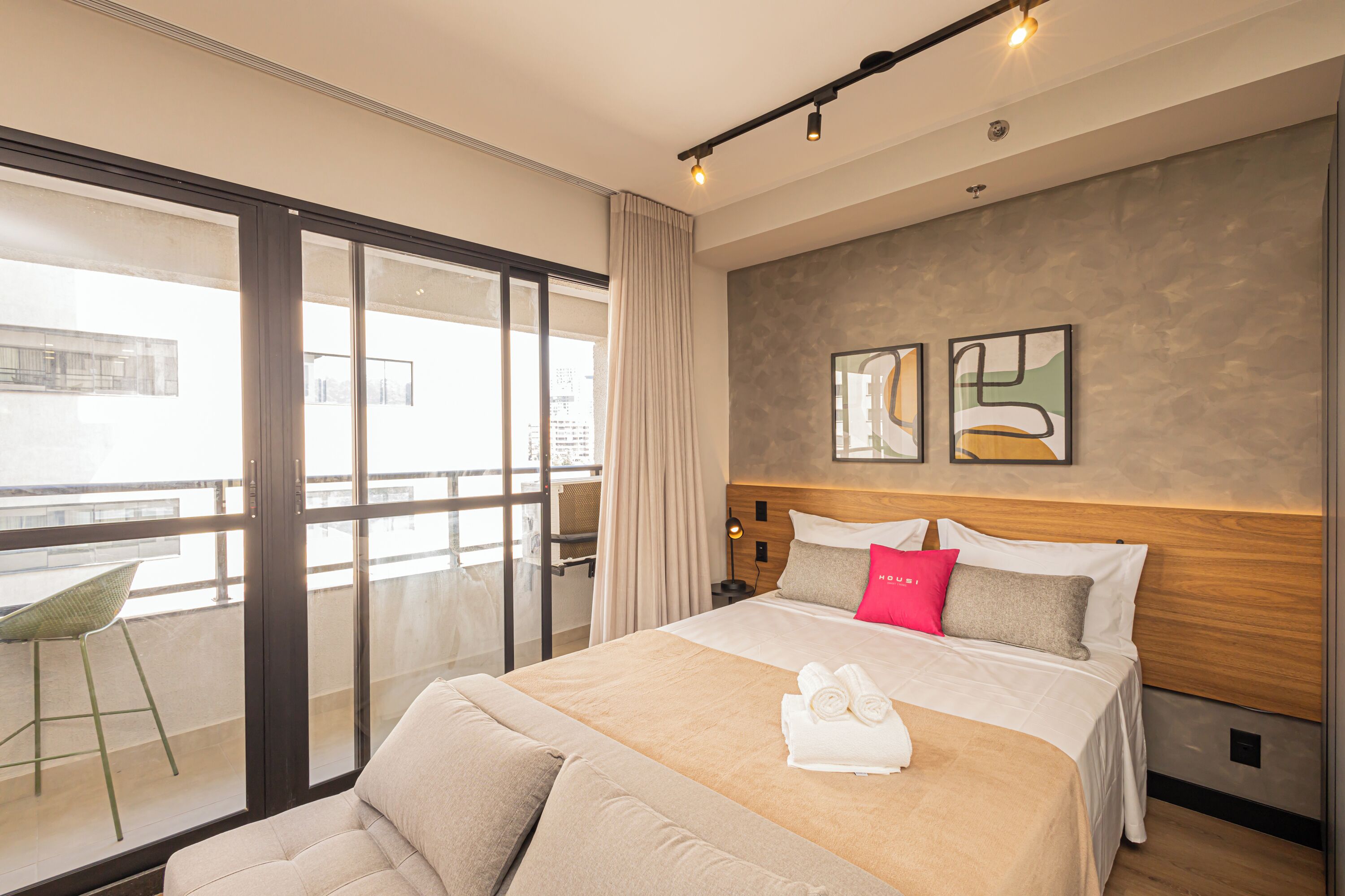 Quarto casal luxo, vista para a cidade | Espaço de trabalho para notebook, Wi-Fi de cortesia, roupa de cama