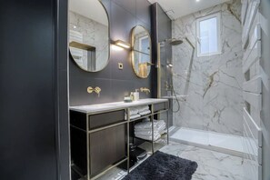 Shower, hair dryer, towels, soap - [213 m2] Prestige Eiffel Signature (Paris)