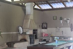 Fridge, oven, stovetop, lobster pot