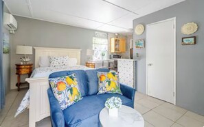 1 bedroom, free WiFi, bed sheets - Garden cottage in a heart of West Palm Beach (West Palm Beach)