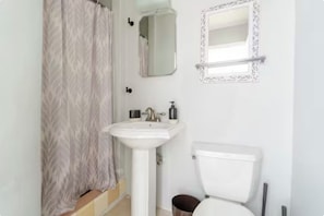 Douche, serviettes fournies, savon, papier de toilette