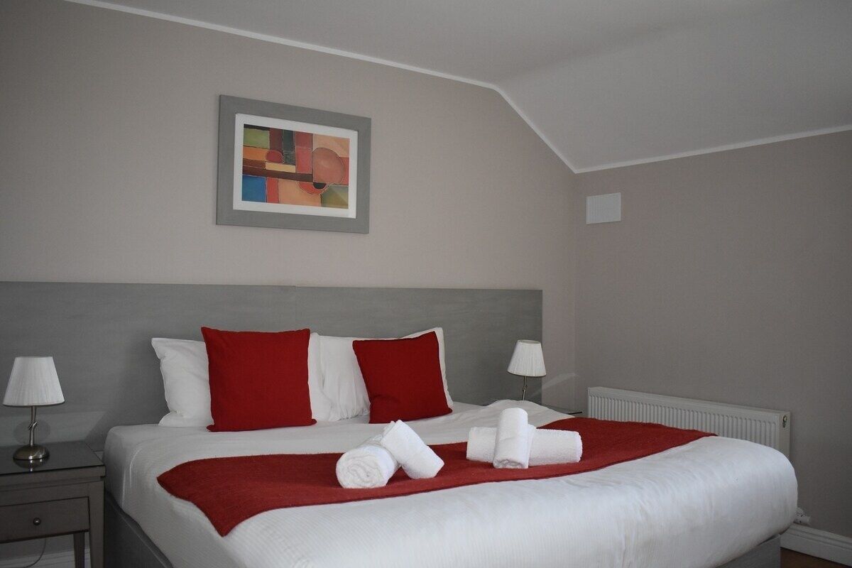 2 bedrooms, iron/ironing board, internet, bed sheets