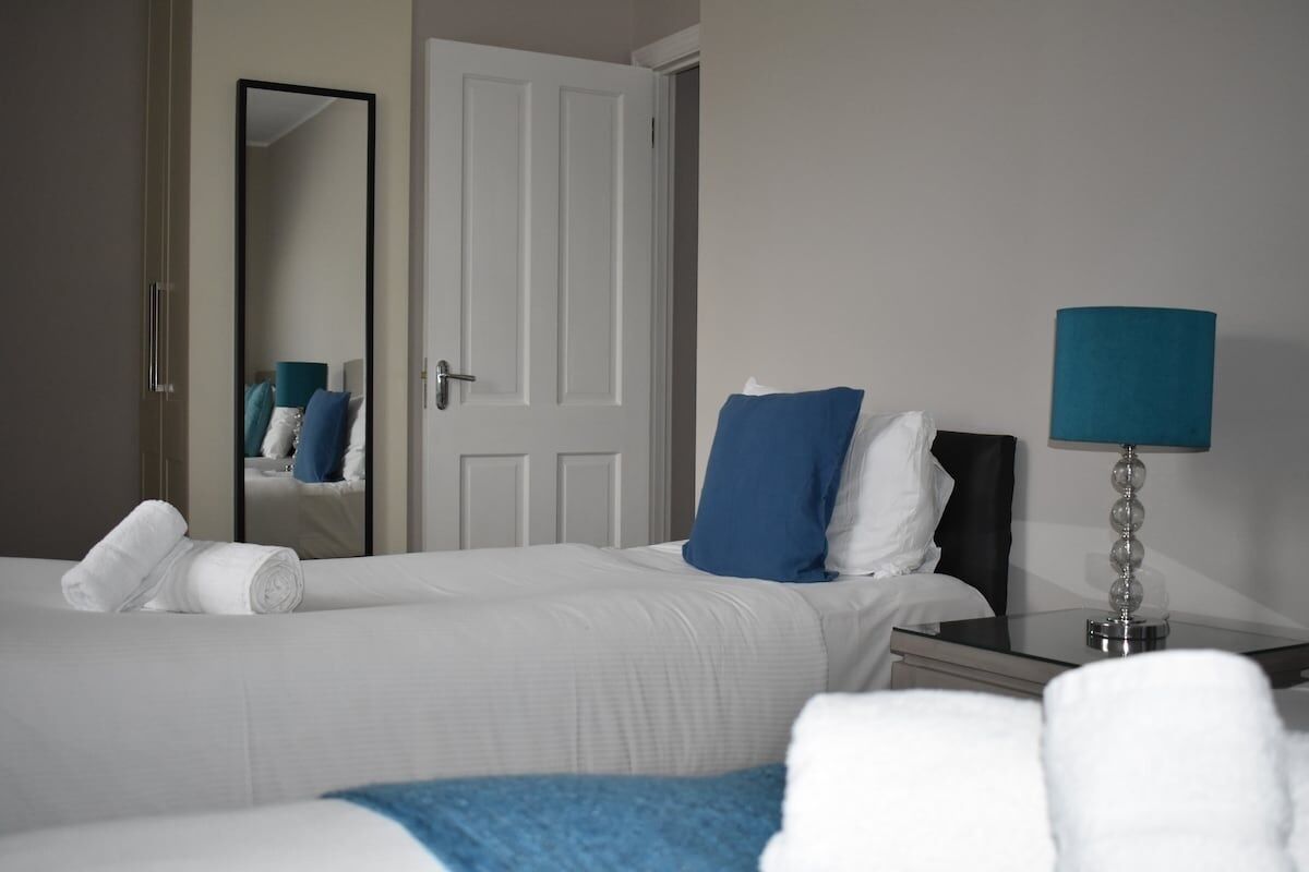 2 bedrooms, iron/ironing board, internet, bed sheets