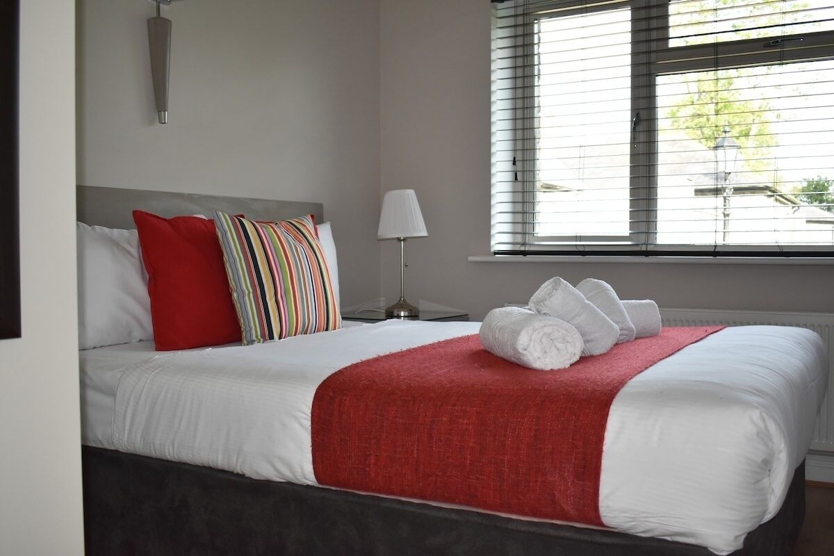 2 bedrooms, iron/ironing board, internet, bed sheets