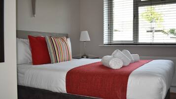 2 bedrooms, iron/ironing board, internet, bed sheets