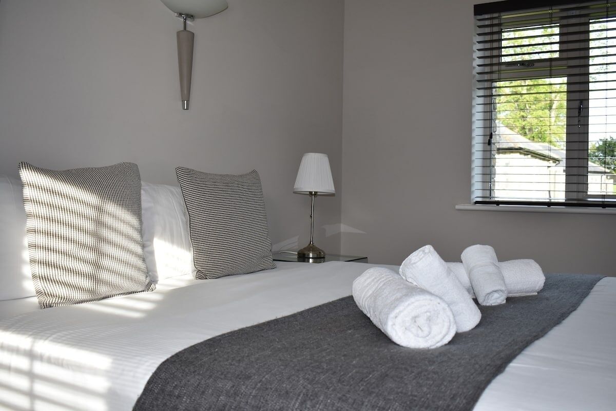 2 bedrooms, iron/ironing board, internet, bed sheets