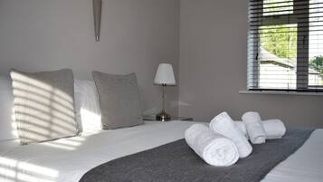 2 bedrooms, iron/ironing board, internet, bed sheets