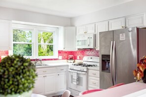 Microondas, horno, placa de cocina, lavavajillas