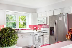 Microondas, horno, placa de cocina, lavavajillas