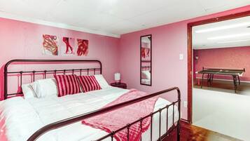 4 bedrooms, desk, iron/ironing board, travel crib