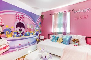 4 habitaciones, escritorio y tabla de planchar con plancha 