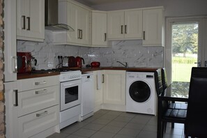 Kühlschrank, Mikrowelle, Ofen, Geschirrspüler
