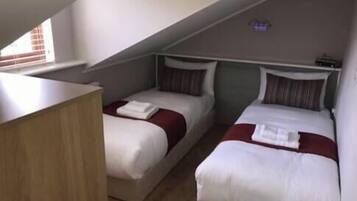 1 habitación, tabla de planchar con plancha, internet y ropa de cama