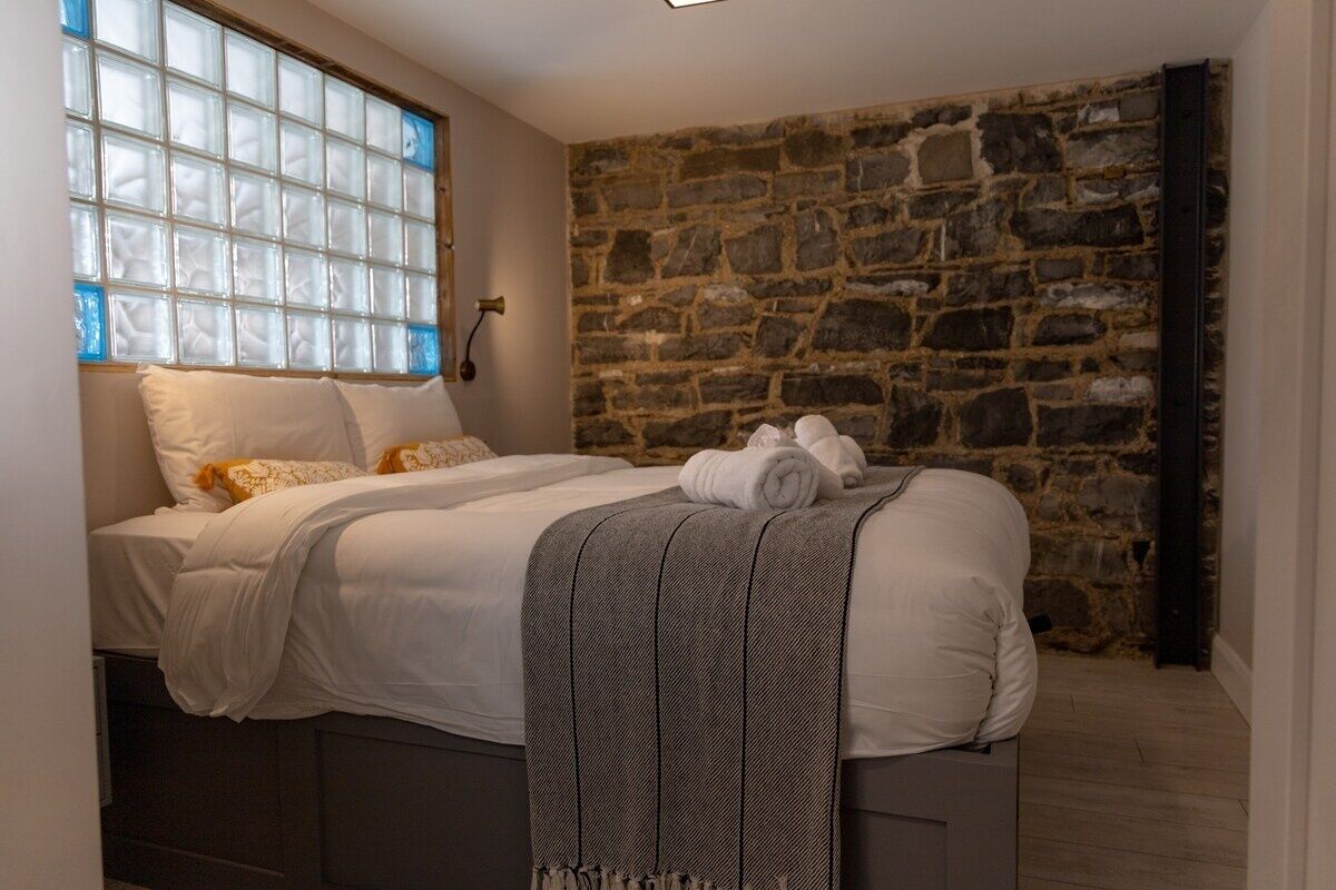 Iron/ironing board, Internet, bed sheets