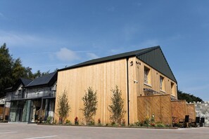 المنشأة من الخارج