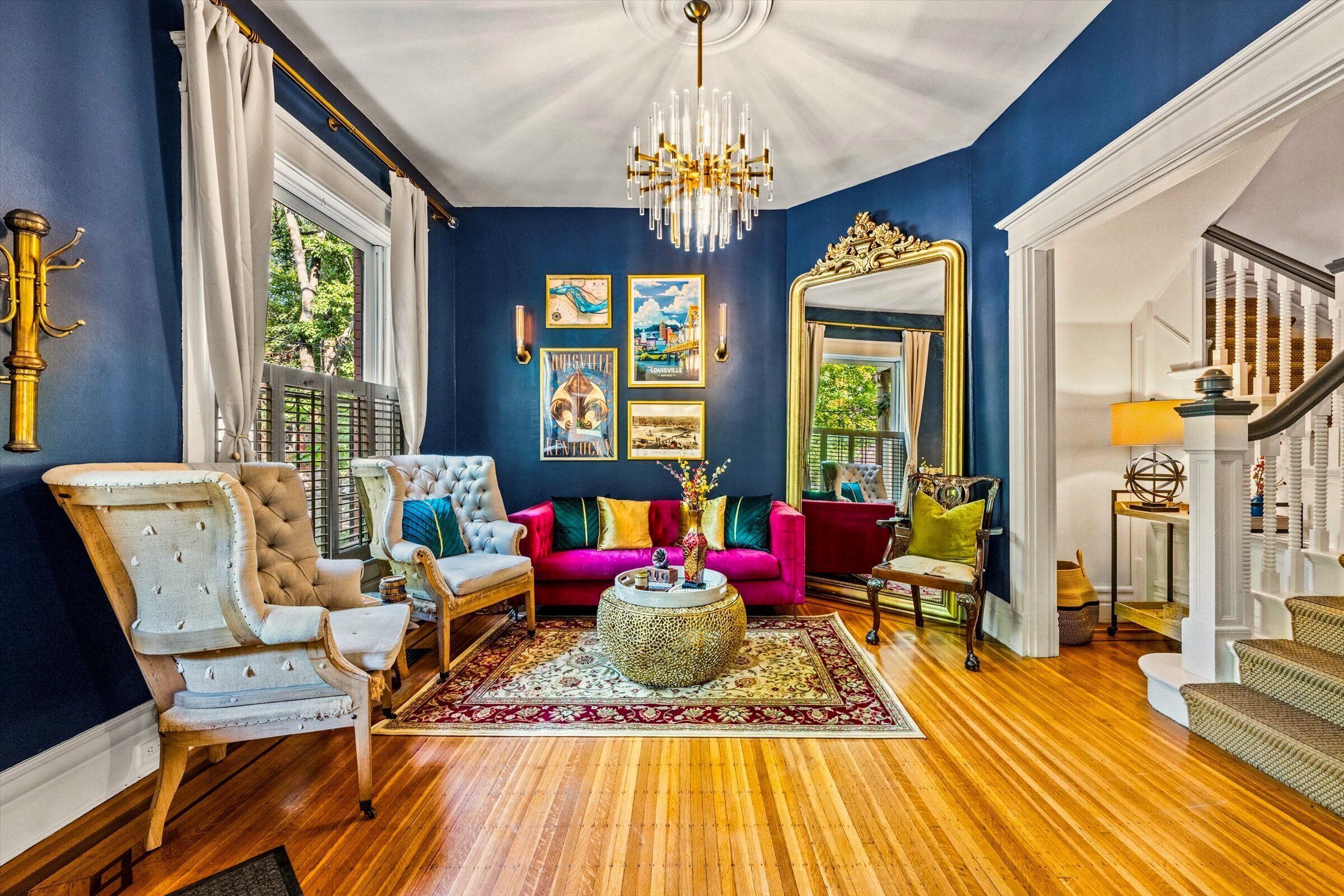 Smart TV, chimenea y libros 