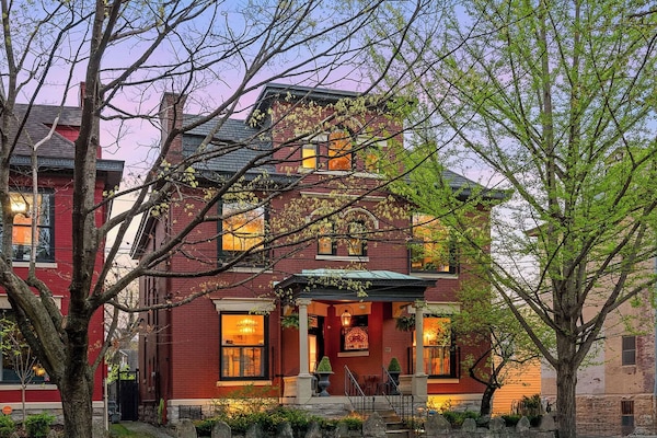 Welcome to Zoya’s Kentucky Royals where luxury meets historic charm in an unbeatable location! Featuring 5 bedrooms and 4.5 baths, perfectly designed for comfort and style. Hosted by Charming Vacation Homes