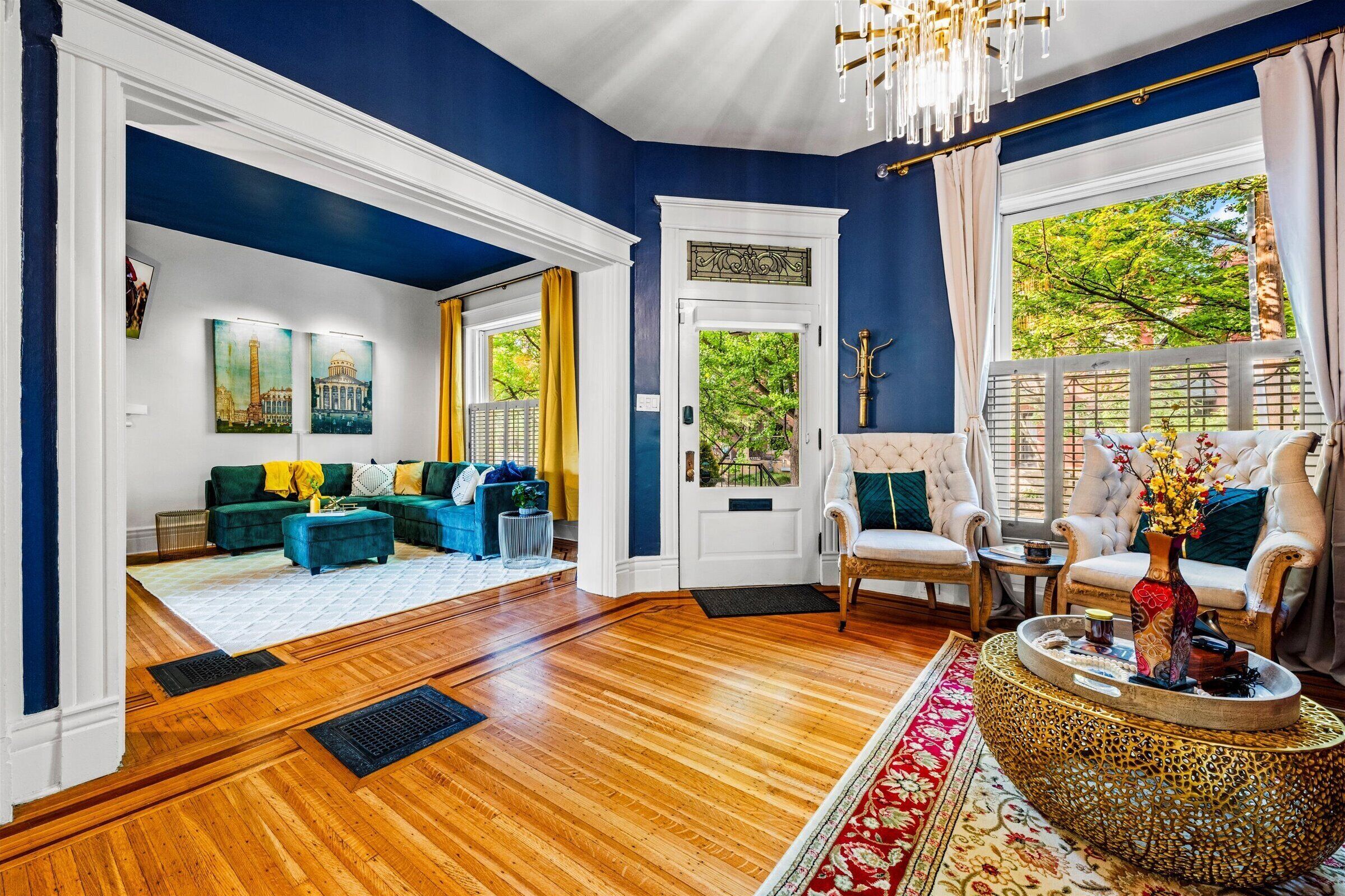 Smart TV, chimenea y libros 