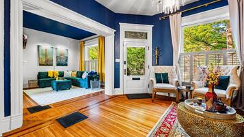 Smart TV, chimenea y libros