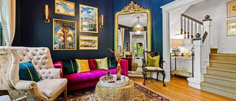 Een smart-tv, een open haard en boeken