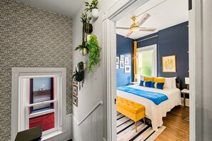 5 habitaciones, escritorio y tabla de planchar con plancha 