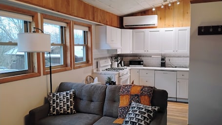 Smart TV, books. Charming cottage with beautiful pond in Vestal. 6 min. to Binghamton University