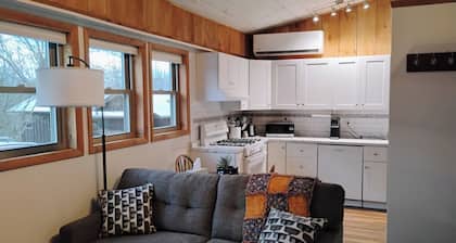 Charming cottage with beautiful pond in Vestal. 6 min. to Binghamton University