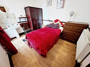 Room 6 - Deluxe Single Room | In-room dining