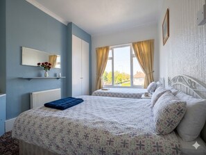 Room 1 - Double room | Free WiFi, bed sheets - Alpine Guest House (Cleethorpes)