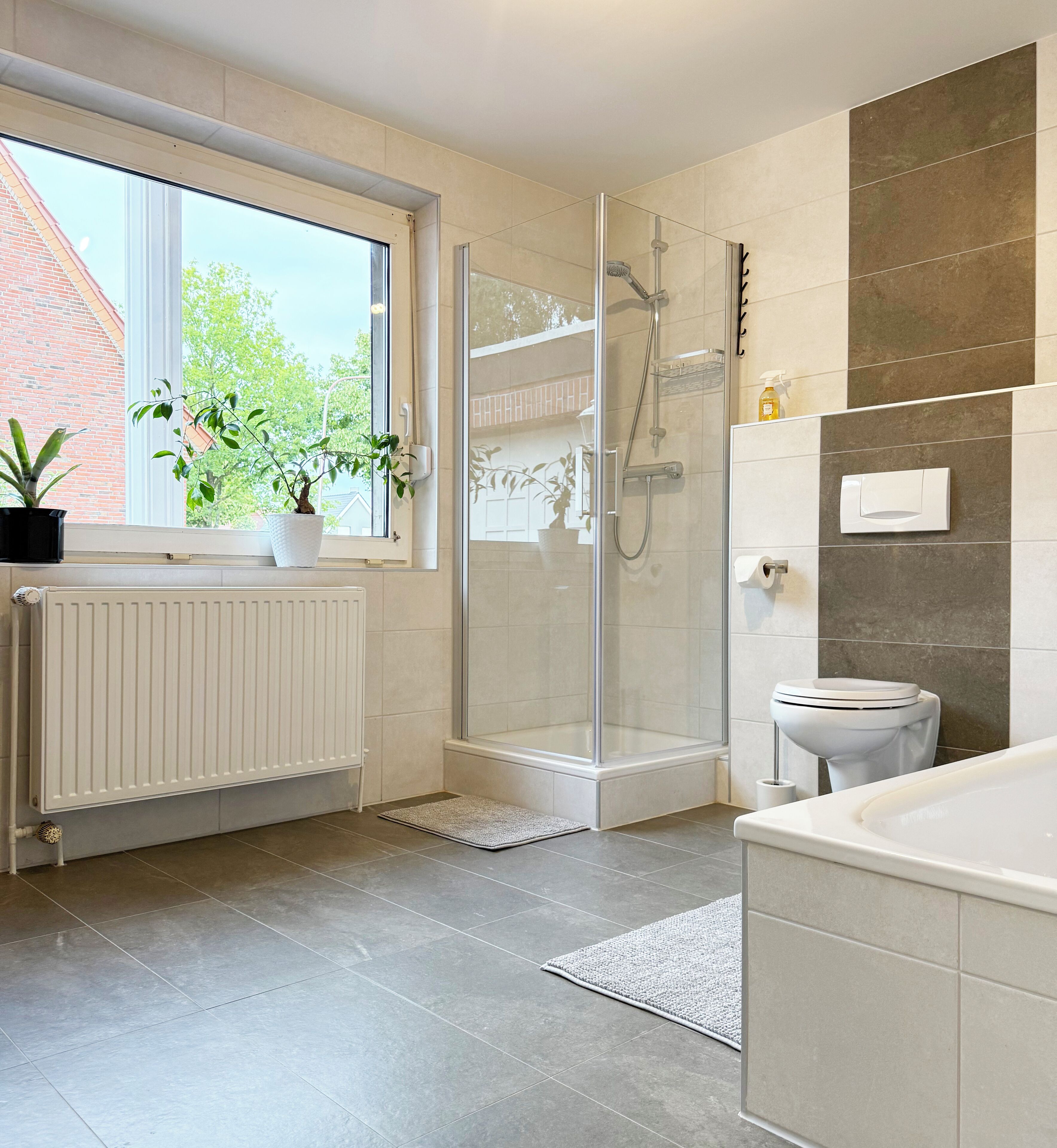 Een haardroger, handdoeken, zeep, toiletpapier