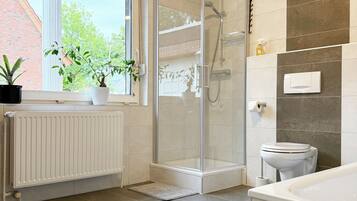 Een haardroger, handdoeken, zeep, toiletpapier