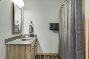 Shower, jetted bath, hair dryer, towels